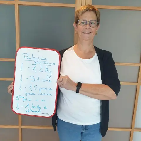 Chez Anjou Nutrition, une membre pose avec l’ardoise de son bilan