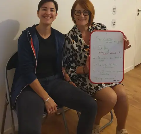 Chez Anjou Nutrition, une membre pose avec l’ardoise de son bilan