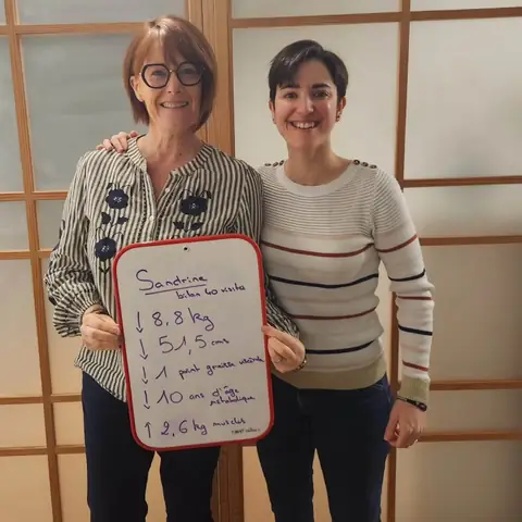 À Saint-Georges-sur-Loire, une membre du club pose avec l’ardoise de son bilan