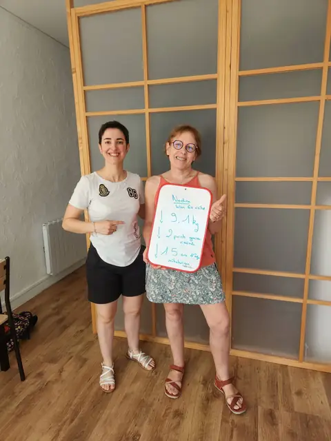 À Saint-Georges-sur-Loire, une membre du club pose avec l’ardoise de son bilan