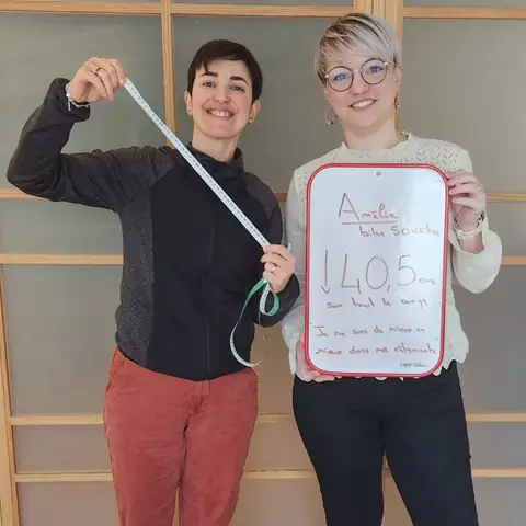 À Saint-Georges-sur-Loire, une membre du club pose avec l’ardoise de son bilan