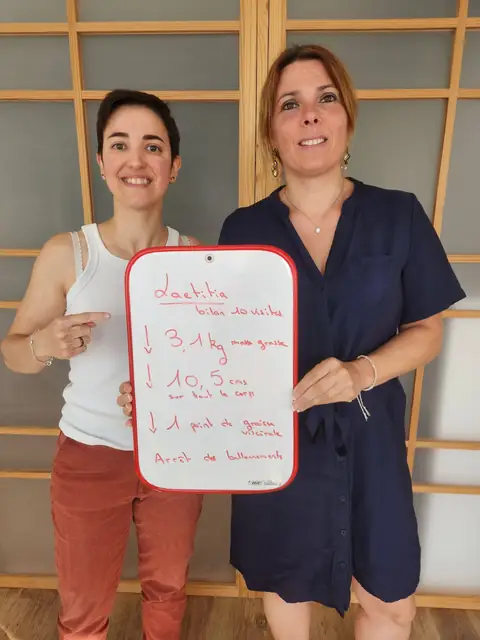 À Saint-Georges-sur-Loire, une membre du club pose avec l’ardoise de son bilan